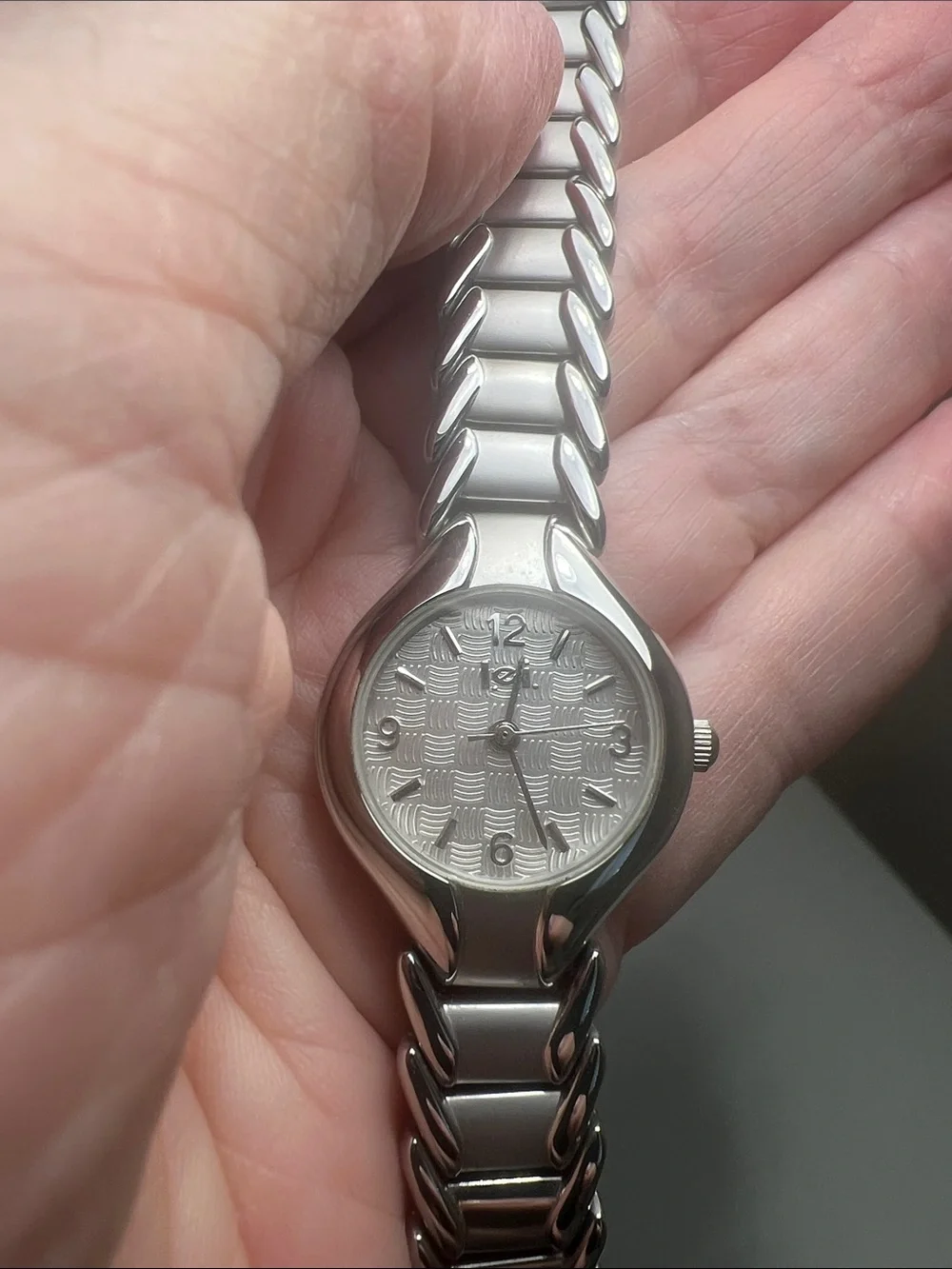 lei - Silver-Tone Sleek Link Women's Watch - Vintage New Battery Working Watch